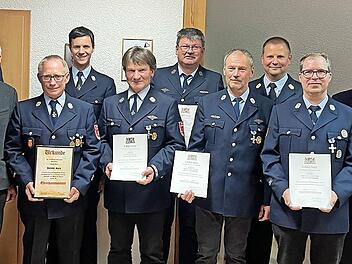 Die Geehrten der Feuerwehr Hutschdorf mit den Ehrengästen (von links): Bürgermeister Martin Bernreuther, Vize-Landrat Jörg Kunstmann, Helmut Sack, Fabian Einwag, Werner Rauh, Rudolf Wernlein, Manfred Thurn, Thomas Hoffmann, Dieter Leistner und Vor...