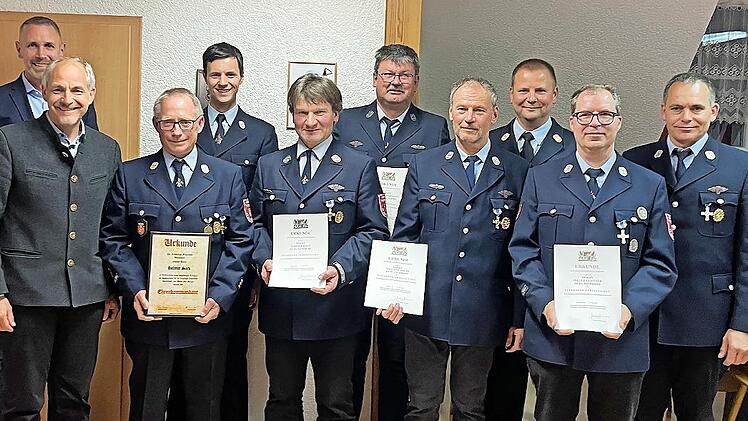 Die Geehrten der Feuerwehr Hutschdorf mit den Ehrengästen (von links): Bürgermeister Martin Bernreuther, Vize-Landrat Jörg Kunstmann, Helmut Sack, Fabian Einwag, Werner Rauh, Rudolf Wernlein, Manfred Thurn, Thomas Hoffmann, Dieter Leistner und Vor...