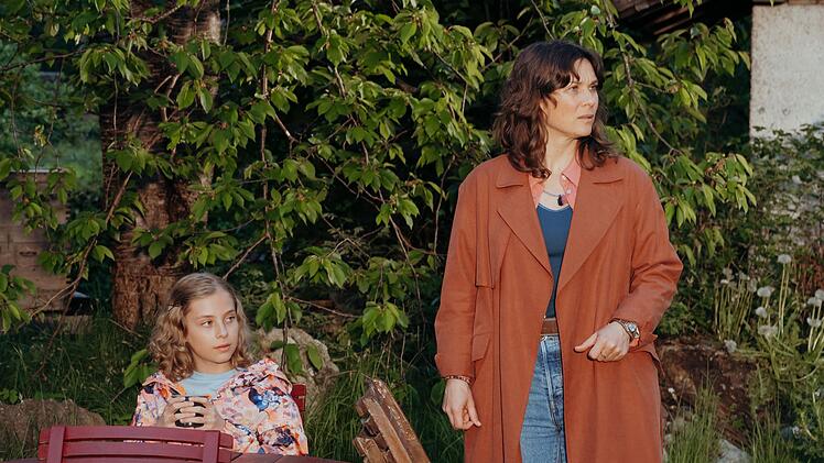 Clara Meindl (Kathrin von Steinburg, rechts) ist gerade mit ihren Kindern nach Ellmau gezogen. Als ihre Tochter Mia (Finja Leonie Meyer) an hohem Fieber erkrankt, ist sie alarmiert.