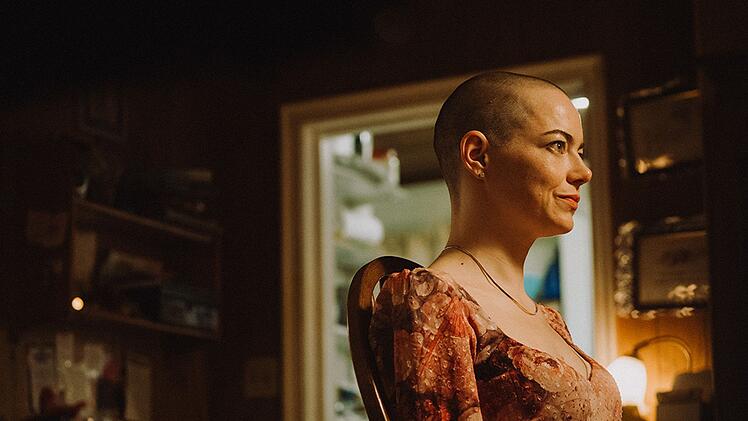 Schwer zerschunden und mit kahlrasiertem Kopf: So wie in "Bugonia" hat man Emma Stone noch nie gesehen.