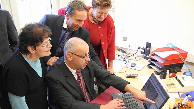 Der Leiter der mobilen Dienste, Ingo Holzmann, zeigt den ASB-Vorstandsmitgliedern (von links) Ursula John-Grafe, Norbert Gräbner (Bürgermeister) und Christa Steiger, die er am Computer den Einsatz der Fahrdienste nachverfolgen kann. Foto: Alexander Löffler