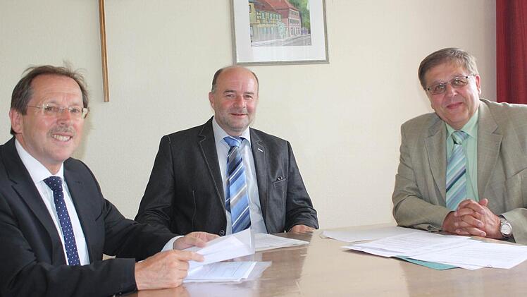 Hans Herold, Werner Stöcker und Helmut Weiß (v. l.) kämpfen gemeinsam gegen eine Erweiterung des Wasserschutzgebiets rund um Uehlfeld um das 15-fache. Foto: Sonja Werner
