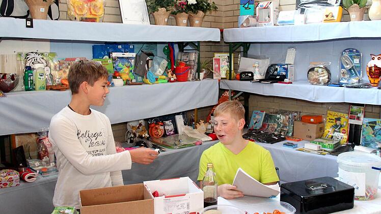 Leo und Jakob kümmerten sich um die Tombola.