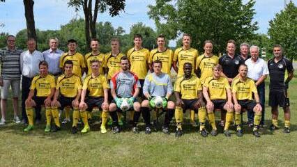 Mit folgendem Team startet der FSV Unterleiterbach in die Saison (stehend von links): Abteilungsleiter Gerald Eberlein, Betreuer G&uuml;nter Kr&uuml;mmer, Betreuer Walter Kraus, Tobias Werner, Walter Epp, Dominik Betz, Florian Walter, Fabian Bayer, Elias Ebitsch, Carlo Christa, Spielleiter Daniel Denk, Vorsitzender Hans Br&uuml;ckner, Betreuer G&uuml;nther Leicht, Trainer "Fif&igrave;"Lutvi Jefkay; (vorne, v. l.) Markus Barth, Bastian Schneider, Kevin Kie&szlig;ling, Dietmar Schmuck, Noa Schnapp, Serge Meli, Thomas Schneider...