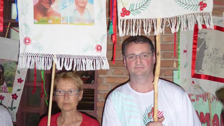 Beim Gottesdienst der Wallfahrt für die Märtyrer trug Christian Lunkenbein die Standarte mit dem Bildnis seines Onkels Rudolf. Foto: Adalbert Kopp