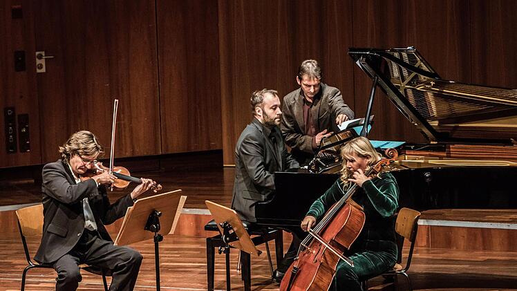 Mit seinem klangvollen Zusammenspiel beeindruckte das Plawner-Trio bei seinem Coburg-Gastspiel im Kongresshaus Rosengarten (von links): Piotr Plawner (Violine), Piotr Saljczyk (Klavier) und Isabella Klim (Violoncello). Foto: Jochen Berger