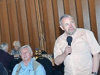 Dr. Lothar Ball (r.) verstand es, das ernste Thema Schlaganfall immer wieder mit Erheiterung aufzulockern.  Foto: K.- H. Hofmann