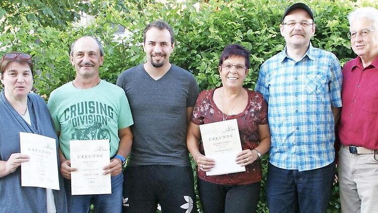 Werner Jung (rechts) zeichnete die Sieger der Zeiler Privatkegelrunde 2017, den KC Syndikat Zeil, und die Gewinner der Einzelwertungen aus.