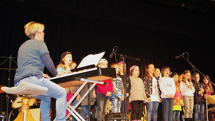 Der Chor und die Instrumentalgruppe der Grundschule Mitwitz