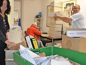 Irene Lederer und Christian Hoyer sichten und sortieren die Akten.  Foto: Bernhard Panzer