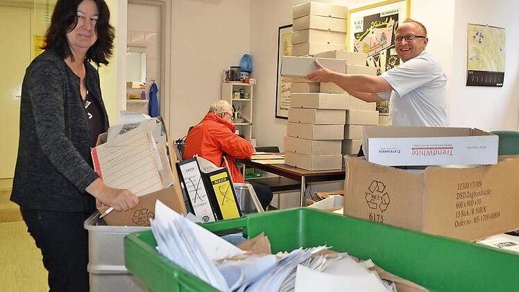 Irene Lederer und Christian Hoyer sichten und sortieren die Akten.  Foto: Bernhard Panzer
