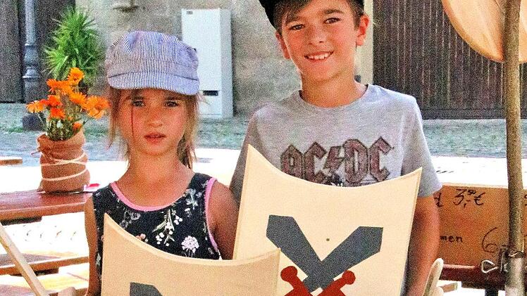 Die Schilde und Schwerter aus Holz waren bei den jungen Gästen beliebt.  Foto: Dieter Britz
