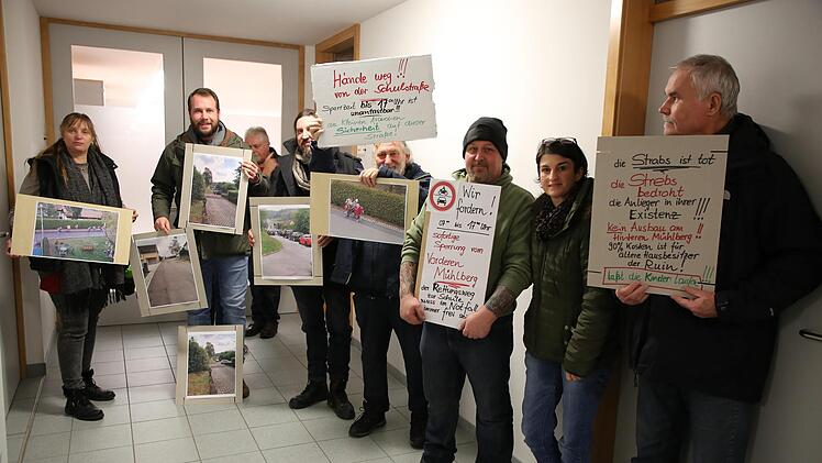 Zur Weitramsdorfer Gemeinderatssitzung am Montagabend im Feuerwehrhaus hatte die neue Interessengemeinschaft Mühlberg (IGMW) zu Protesten aufgerufen. Da die Mitglieder im Saal auf Veranlassen des Sitzungsleiters Michael Rädlein ihre Plakate nicht zeigen durften, stellten sie sich nach der Sitzung nochmals auf. Foto: Bettina Knauth