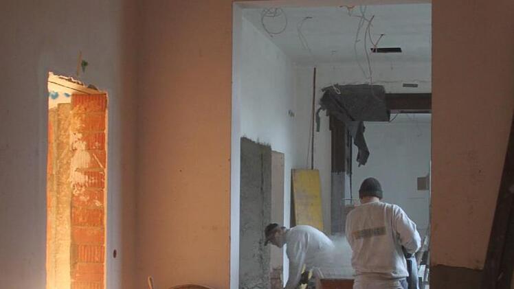 Bauarbeiter verputzen ein Stück Wand. Die historische Bausubstanz wurde bewahrt. Foto: Ulrike Müller