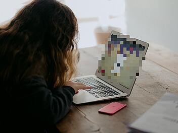 Schock in Bamberg: Der Videounterricht einer Grundschule wurde durch Kriminelle gehackt. Die Männer haben einen Porno-Film vor den Kindern abgespielt.