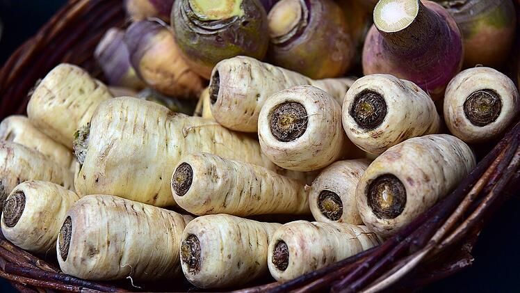 Lange Zeit wurde die Pastinake von Kartoffel und Karotte in den Hintergrund gestellt. Heute erlebt sie ein Comeback.
