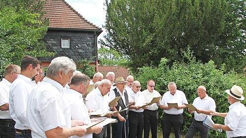 Der Gesangverein H&ouml;fer&auml;nger feierte sein 100-j&auml;hriges Bestehen, indem er durch den Ort zog und an sechs verschiedenen Stationen St&auml;ndchen zum Besten gab.
