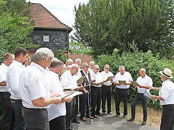 Der Gesangverein Höferänger feierte sein 100-jähriges Bestehen, indem er durch den Ort zog und an sechs verschiedenen Stationen Ständchen zum Besten gab.