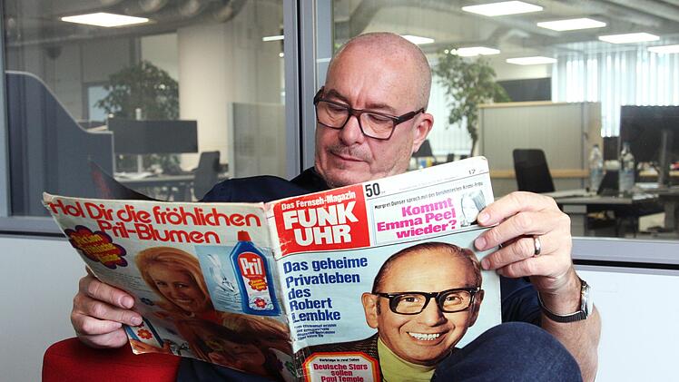 Florian Benedikt, Enkel von Robert Lembke, liest in der Fernsehzeitschrift Funk Uhr mit seinem Großvater Robert Lembke auf der Titelseite.