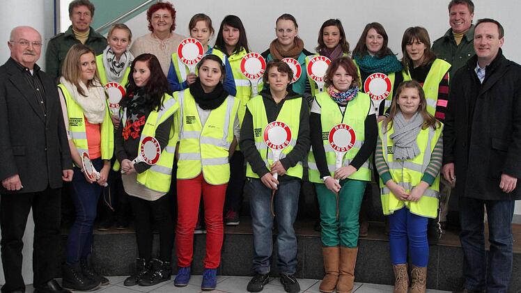 Die neuen Schülerlotsen der Georg-Göpfert-Mittelschule Eltmann mit Rektor Bruno Wittig (links) und Bürgermeister Michael Ziegler (rechts) sowie den Verkehrserziehern der Haßfurter Polizei.  Foto: gg
