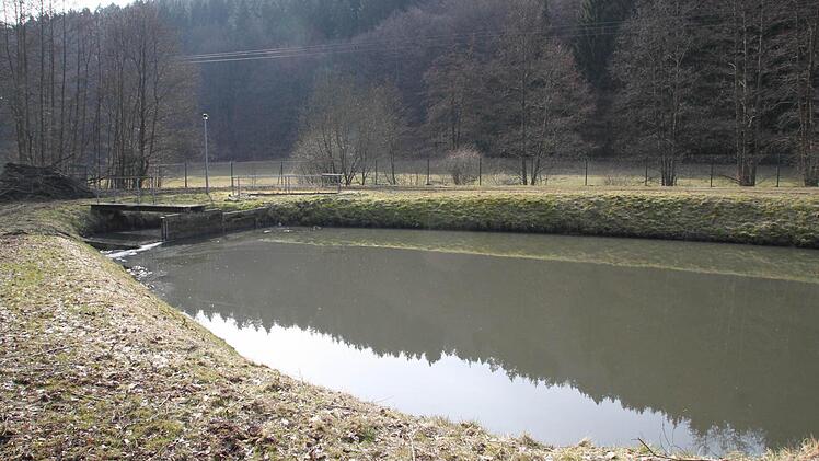 Im dritten Teich befindet sich das gereinigte Wasser, das in die Umwelt zurück fließt. Die neue Anlage arbeitet ähnlich, nur dass das Verfahren schneller und effektiver abläuft (siehe Video).