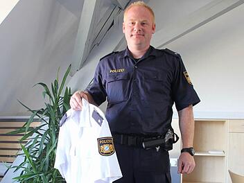Gerhard Anders testet die neue Uniform.