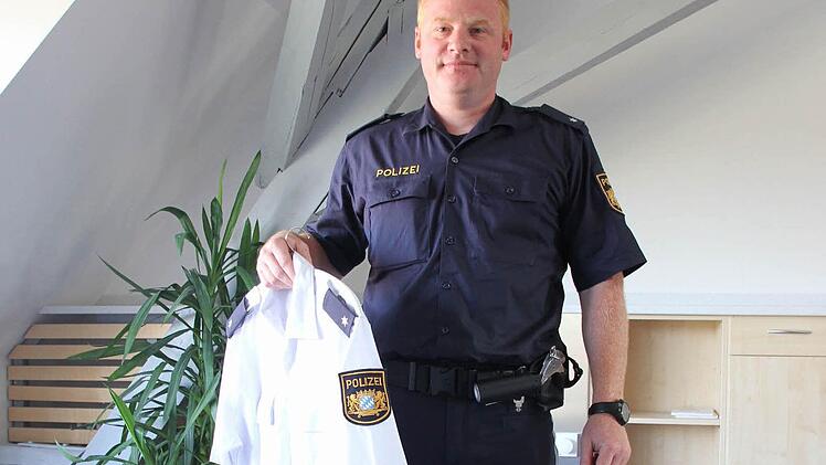 Gerhard Anders testet die neue Uniform.