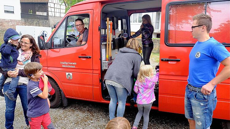 Eine Rundfahrt mit Kommandant Ivo Straube durch das Dorf war das Größte für die Kleinen. Foto: Schaar