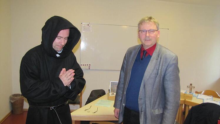 So eine Mönchskutte der Augustiner-Eremiten hat auch der junge Martin Luther getragen. Ein Exemplar gehört auch in den Lutherkoffer. Studienrat Tobias Narr und Pfarrer Dieter Stößlein bei der Anprobe. Foto: Martin Koch