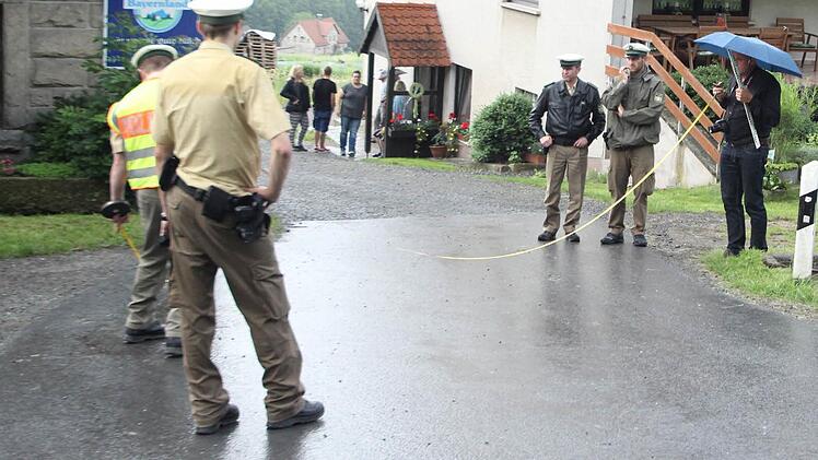Sachverständige der Polizei haben am Abend vor Ort die Ermittlungen zu dem tragischen Unglück aufgenommen. Fotos: Hamacher