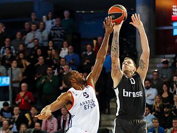 Duell zwischen Daniel Theis (Brose Bamberg) und Derrick Brown (Anadolu EFES Istanbul). Bamberg hat am zw&ouml;lften Spieltag der Baskteball-Euroleague in der N&uuml;rnberger Eishalle gegen Anadolu Efes Istanbul mit 91:83 gewonnen. Foto: Daniel L&ouml;b / Loeb