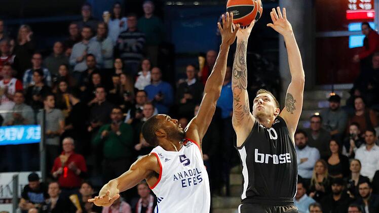 Duell zwischen Daniel Theis (Brose Bamberg) und Derrick Brown (Anadolu EFES Istanbul). Bamberg hat am zw&ouml;lften Spieltag der Baskteball-Euroleague in der N&uuml;rnberger Eishalle gegen Anadolu Efes Istanbul mit 91:83 gewonnen. Foto: Daniel L&ouml;b / Loeb