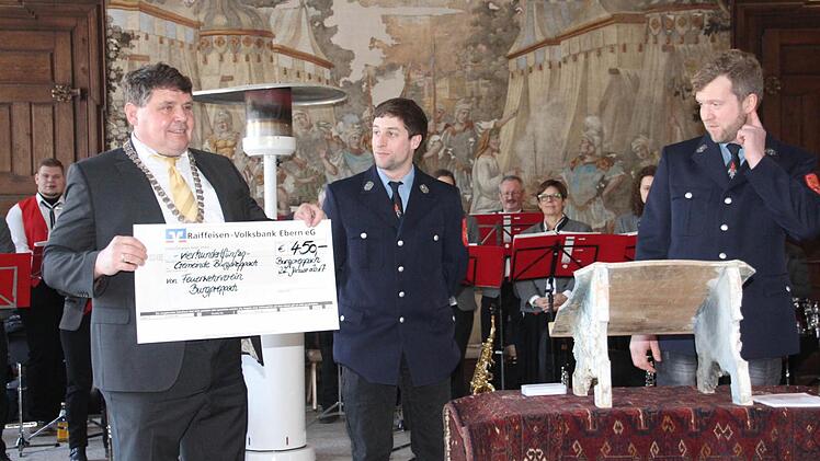 Freute beim Bürgermeister Hermann Niediek (links) als ihm der Vorsitzende des Feuerwehrvereins Jürgen Mann und sein Stellvertreter Matthias Braterschofsky (von rechts) einen Scheck über 450 Euro für das "Grüne Klassenzimmer" überreichten. Foto: Helmut Will