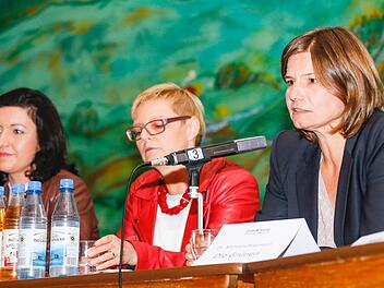 Der Wahlkreis Bad Kissingen entsendet drei Kandidatinnen in den Bundestag: Dorothee Bär (CSU, von links), Sabine Dittmar (SPD) und  Manuela Rottmann (Grüne). Bundesweit sieben Wahlkreise entsenden drei Frauen in den Bundestag, einer sogar vier, nämlich der von Bundeskanzlerin Angela Merkel.  Foto: Matthias Hoch