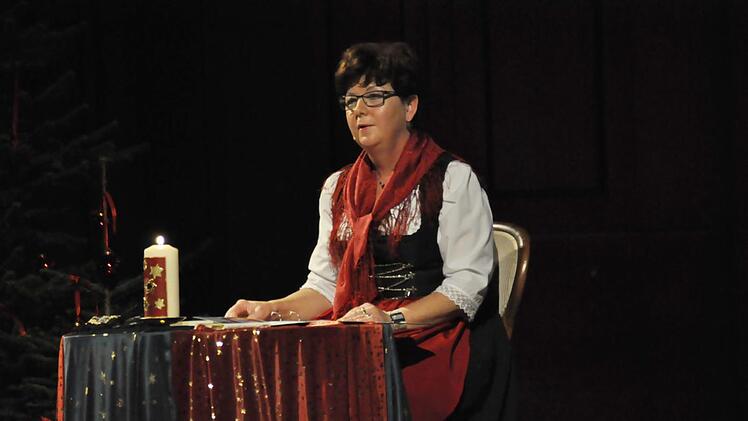 Gabi Kanz ist ein Multitalent. Sie organisiert, sucht die Mitwirkenden aus, moderiert, singt, spielt Gitarre beim "Fränkischen Heimabend" und bei der "Fränkischen Weihnacht." Mundart ist etwas, was sie perfekt beherrscht. Foto: Peter Klopf
