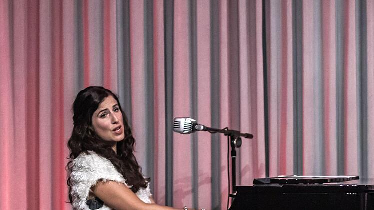 Ein Wiederhören mit der Singer-Songwriterin Ann Vriend gab es in Coburg. Am E-Bass begleitete Reid Thiel die Sängerin und Pianistin.Foto: Jochen Berger