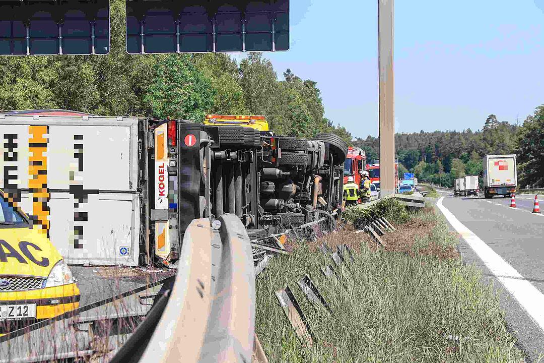Reifen platzt: Lkw durchbricht auf A73 bei Bamberg Mittelleitplanke