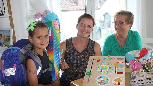 Ella G&ouml;tz wird am Dienstag, 11. September 2018, Schulkind.  Mutter Andrea G&ouml;tz und Oma Irmgard Kreutzer fieberten mit ihr der gro&szlig;en Ver&auml;nderung entgegen. Foto: Andreas Schmitt