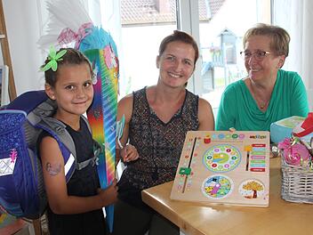 Ella Götz wird am Dienstag, 11. September 2018, Schulkind.  Mutter Andrea Götz und Oma Irmgard Kreutzer fieberten mit ihr der großen Veränderung entgegen. Foto: Andreas Schmitt