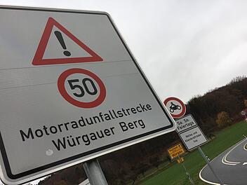 Auf diesem Schild am Würgauer Berg wird sich was ändern, nicht am Fahrverbot für Motorradfahrer am Wochenendeuund an Feiertagen.Foto: Anette Schreiber