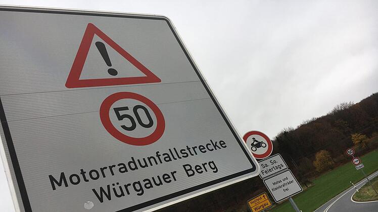 Auf diesem Schild am Würgauer Berg wird sich was ändern, nicht am Fahrverbot für Motorradfahrer am Wochenendeuund an Feiertagen.Foto: Anette Schreiber