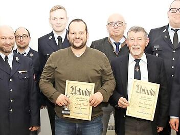 Ehrungen und einen Wechsel in der Führung gab es bei der Feuerwehr Gleismuthausen. Das Bild zeigt von links KBI Reinhard Hartung, Uwe Gemeinharadt, Zweiten Vorsitzenden Dominik Fick, den neuen Kommandanten Andreas Bätz, Michael Fenzel, Zweiten Bürgermeister Wolfgang Pfister, Lothar Einsentraut, KBI Johannes Kempinski und Vorsitzenden Marco Angermüller. Foto: Michael Stelzner