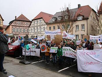 Schülersprecher Frederik Dürr (links) heizt vor dem Rathaus seine Mitschüler an. "Wir sind hier, wir sind laut weil, ihr uns die Zukunft klaut", rufen sie bei der Demo. Thomas Malz