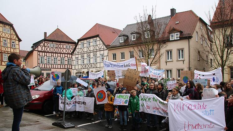 Schülersprecher Frederik Dürr (links) heizt vor dem Rathaus seine Mitschüler an. "Wir sind hier, wir sind laut weil, ihr uns die Zukunft klaut", rufen sie bei der Demo. Thomas Malz