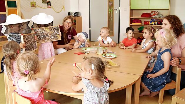 Die Kinder sangen f&uuml;r Evelyn Johna (rechts neben den kleinen Imkern) ein Bienenlied. Foto: Johanna Blum
