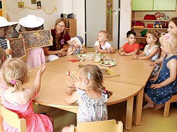 Die Kinder sangen für Evelyn Johna (rechts neben den kleinen Imkern) ein Bienenlied. Foto: Johanna Blum
