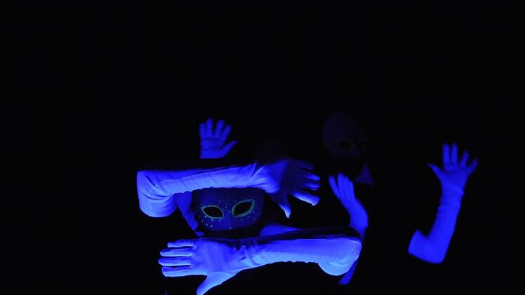 Die Tänzer im schwarzen Outfit nur mit weißen Handschuhe - und es kommt eine gruselige Stimmung auf. Foto: Peter Klopf