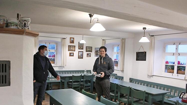 Hier treffen sich die Ailsbacher regelmäßig. Tische und Bänke stammen aus dem früheren Wirtshaus in Ailsbach.  Foto: A. Dorsch