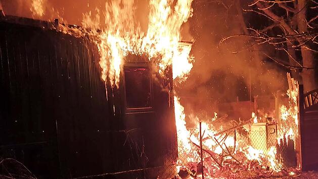 Der Feuerschein, der von dem Brand ausging, war weithin zu sehen.