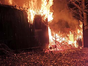 Der Feuerschein, der von dem Brand ausging, war weithin zu sehen.